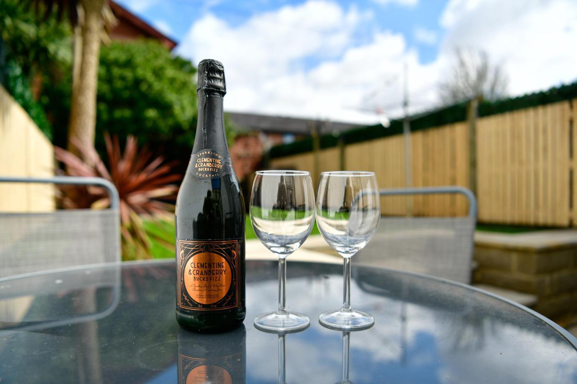 Free Parking - Heart Of The City - Superb Townhouse & Garden - Peaceful Area But Only 5Min Walk To Beach, Shops, Bars, Arena, Marina, Parks Swansea Eksteriør bilde
