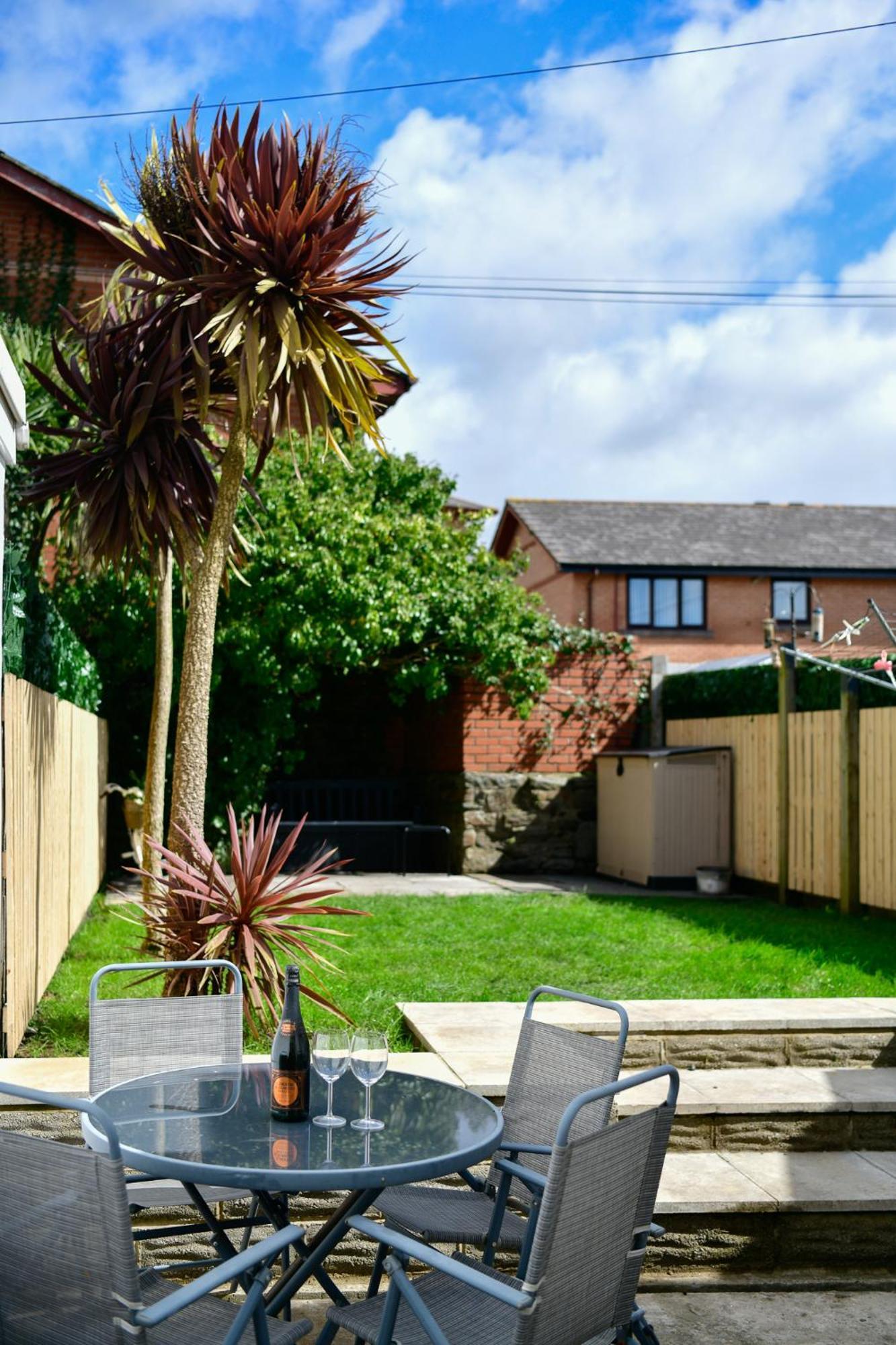 Free Parking - Heart Of The City - Superb Townhouse & Garden - Peaceful Area But Only 5Min Walk To Beach, Shops, Bars, Arena, Marina, Parks Swansea Eksteriør bilde